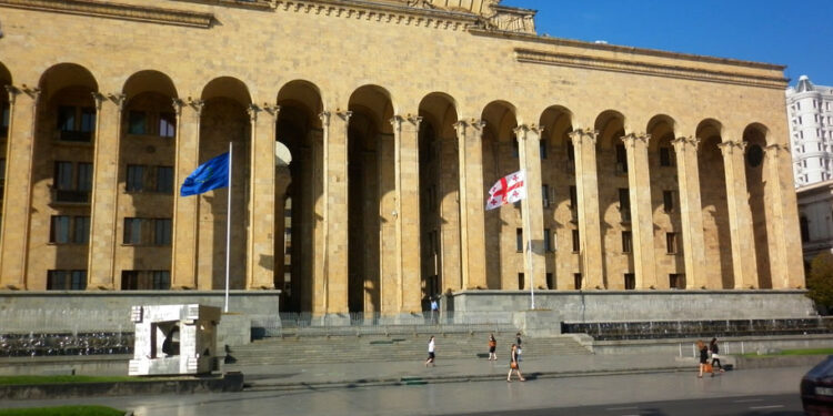 Грузия парламенті «шетел агенті туралы» заңға қойған президент ветосын еңсерді