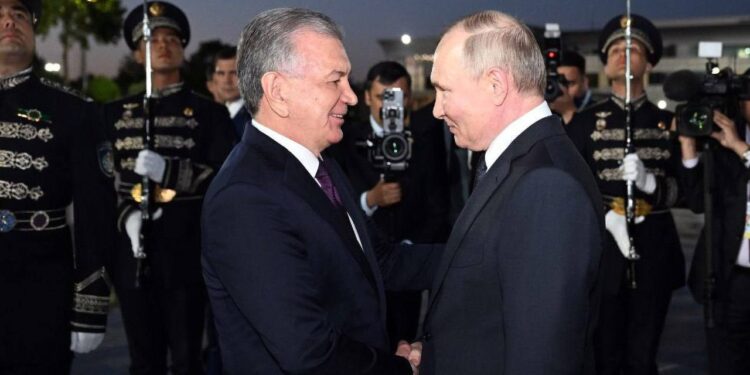 Мирзияев Путинді траптан қарсы алды