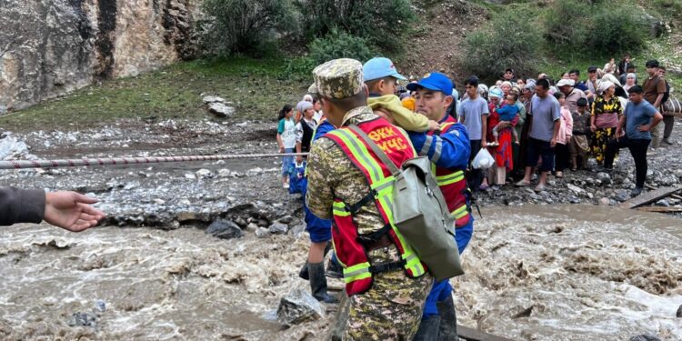 Қырғызстандағы селден 8 адам қаза тапты, төртеуі – қазақстандық бала