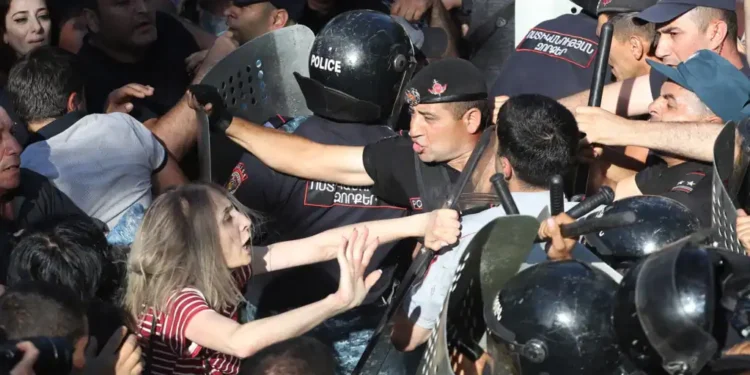 Ереванда — ел наразылығы. 100-ден аса адам зардап шекті