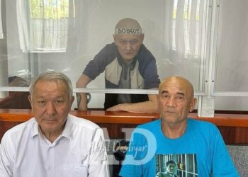 Думан Мұхаммедкәрім (ортада). Abzal Dostiyar парақшасынан алынған сурет