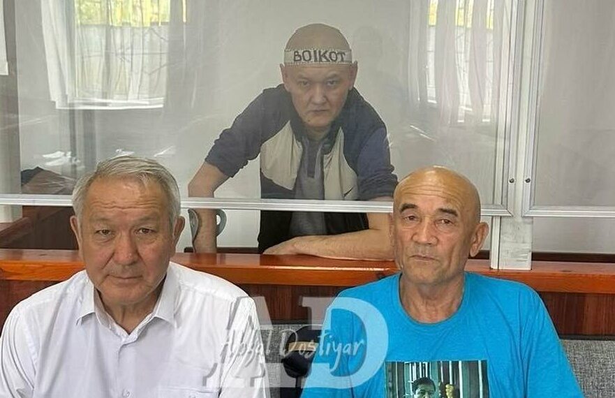 Думан Мұхаммедкәрім (ортада). Abzal Dostiyar парақшасынан алынған сурет