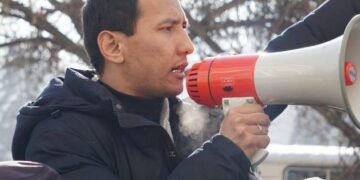 Журналист сотына бара жатқан белсенді қамалды