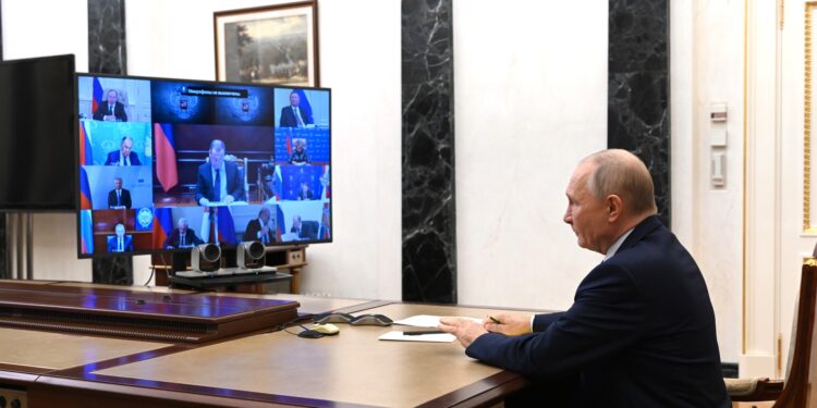 Жеңіс күні желеуімен Путин тағы да атысты тоқтату режимін жариялады