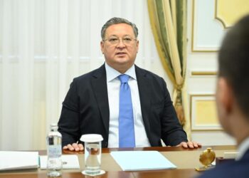 «Ұсталғаны» айтылып, жоққа шығарылған министрдің кездесу өткізгені хабарланды