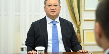 «Ұсталғаны» айтылып, жоққа шығарылған министрдің кездесу өткізгені хабарланды