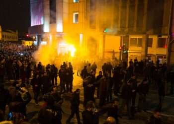 Иран полициясы шеруді жаншуға кіріскенін айтып, кісі өліміне басқаларды кінәлады