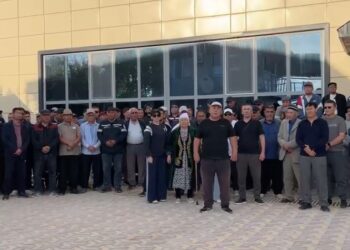 Қамалған белсендіні қолдаған мұнайшылар жұмысын бір сағатқа тоқтатты. Адвокат не дейді?