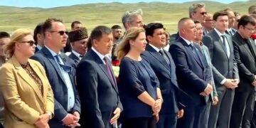 Аза күнінде президент үндеумен шектелгенде Еуропа елшілері құрбандар рухына тағзым етті