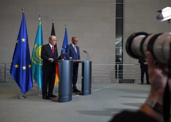 Қазақ президенті Германияда Путинді жақтады. Канцлер «әскери қылмысты» айыптады